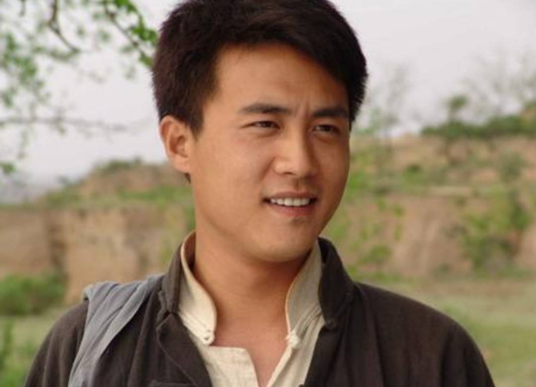 原创杜淳自曝陪老婆坐月子瘦7斤,还对镜子撩衣服,6块腹肌棱角分明