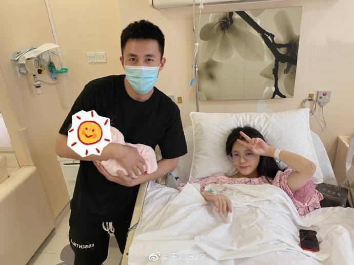 原创杜淳陪媳妇王灿坐月子，暴瘦7斤，另一边张若昀陪产却胖了十斤