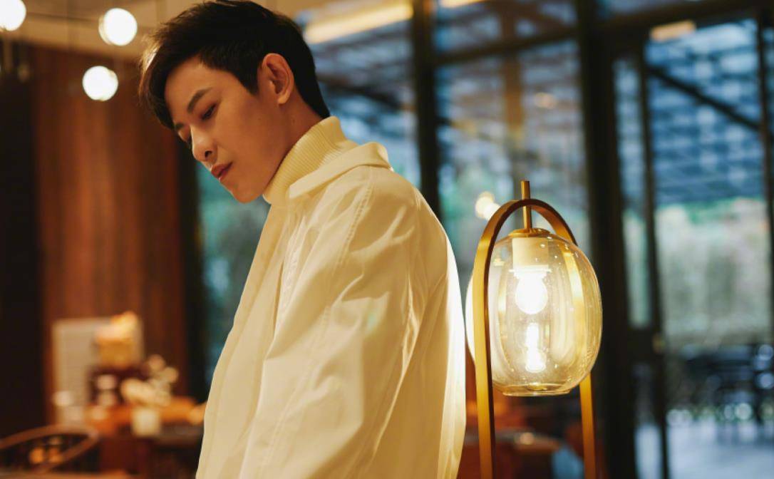 原创火星情报局敖犬爆料陈伟霆曾开导过他300元卖给他一本书