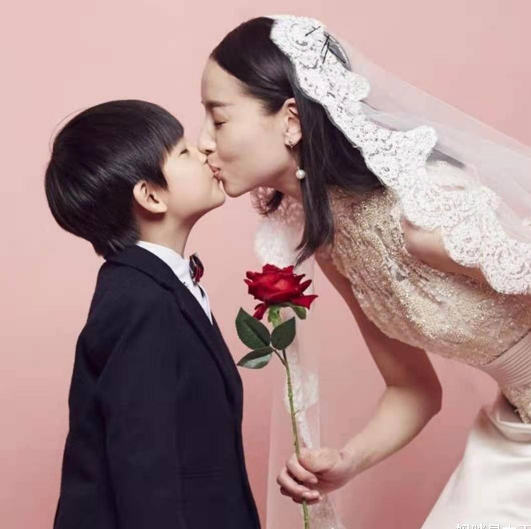 亲子照婚纱照_亲子照一家四口婚纱照(2)