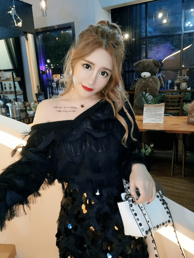 鲍蕾也去do了锥子脸配大浓妆网红塑料感严重