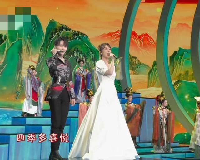 刘雨昕杨紫同台表演，面对镜头反应大不同，网友：演员与爱豆的区别
