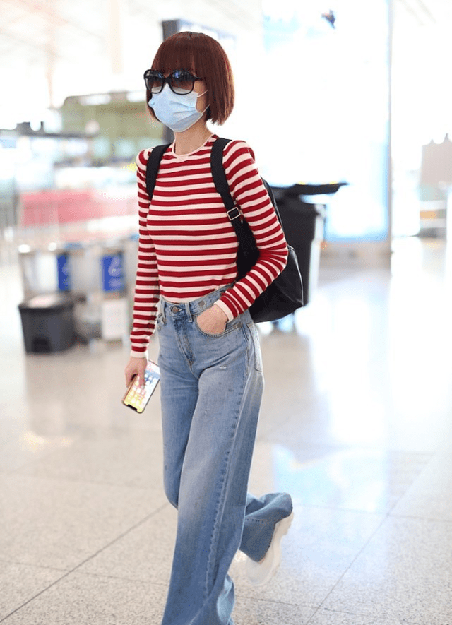 鲁豫身材纤细清爽t恤搭牛仔裤造型松垮越看越有年轻范