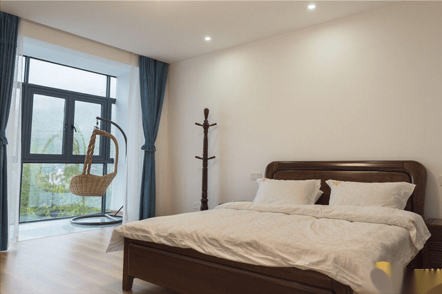 大气内敛的装修风格十分考究,用色低调沉稳不张扬,床头背景墙的山水画