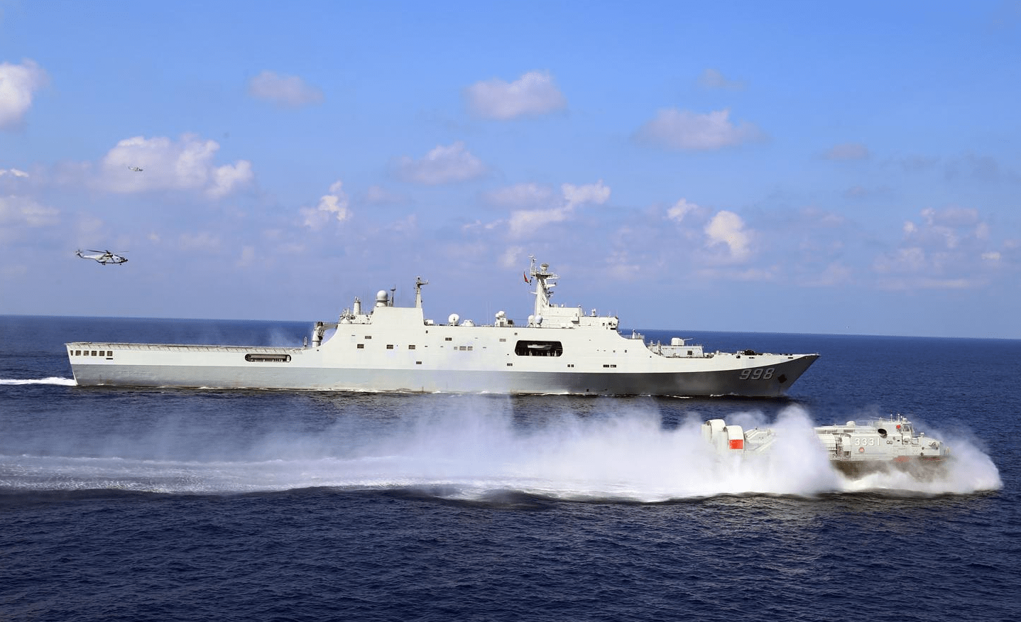 中国的海上"野马",不惧水雷,地雷等障碍,甚至可浮空飞跃_船坞登陆舰