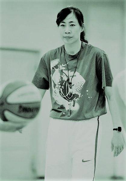退役以后王芳一直在辽宁体育局工作,1998年任辽宁女篮助理教练,2000年