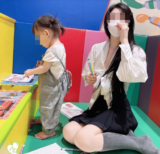 "到底是晒娃还是晒你?"宝妈穿着"清凉装"晒娃,引起网友热议