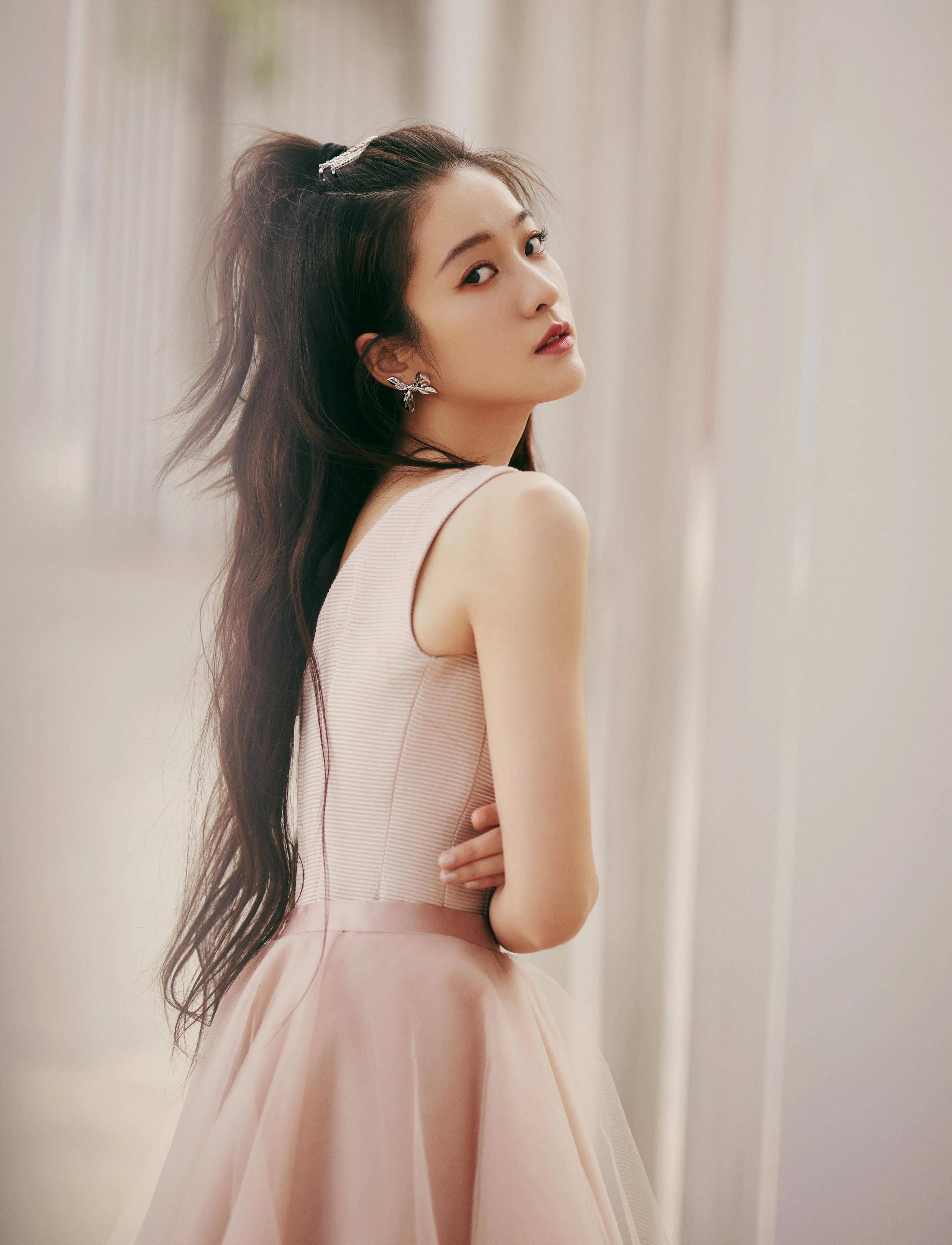 张雪迎亮相央视五一特别节目 用歌声致敬劳动者_沈妙