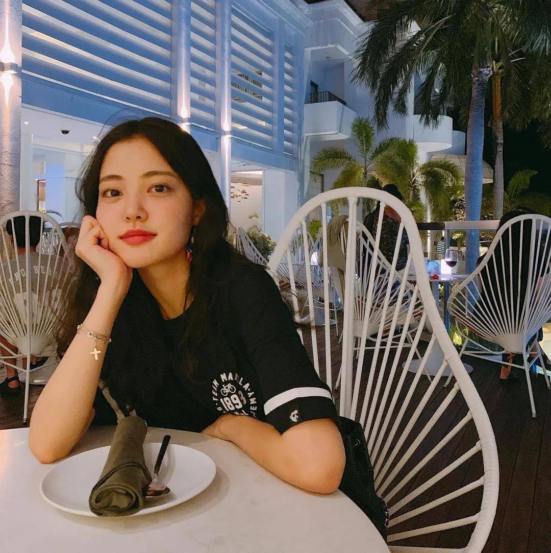 再给大家推一个叫michelle choi的美籍韩裔博主,粉丝们则称她"崔仙女"