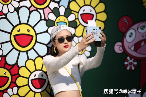 将村上隆最具代表的太阳花与萌萌的kaikai & kiki融入巴黎水绿瓶,意在