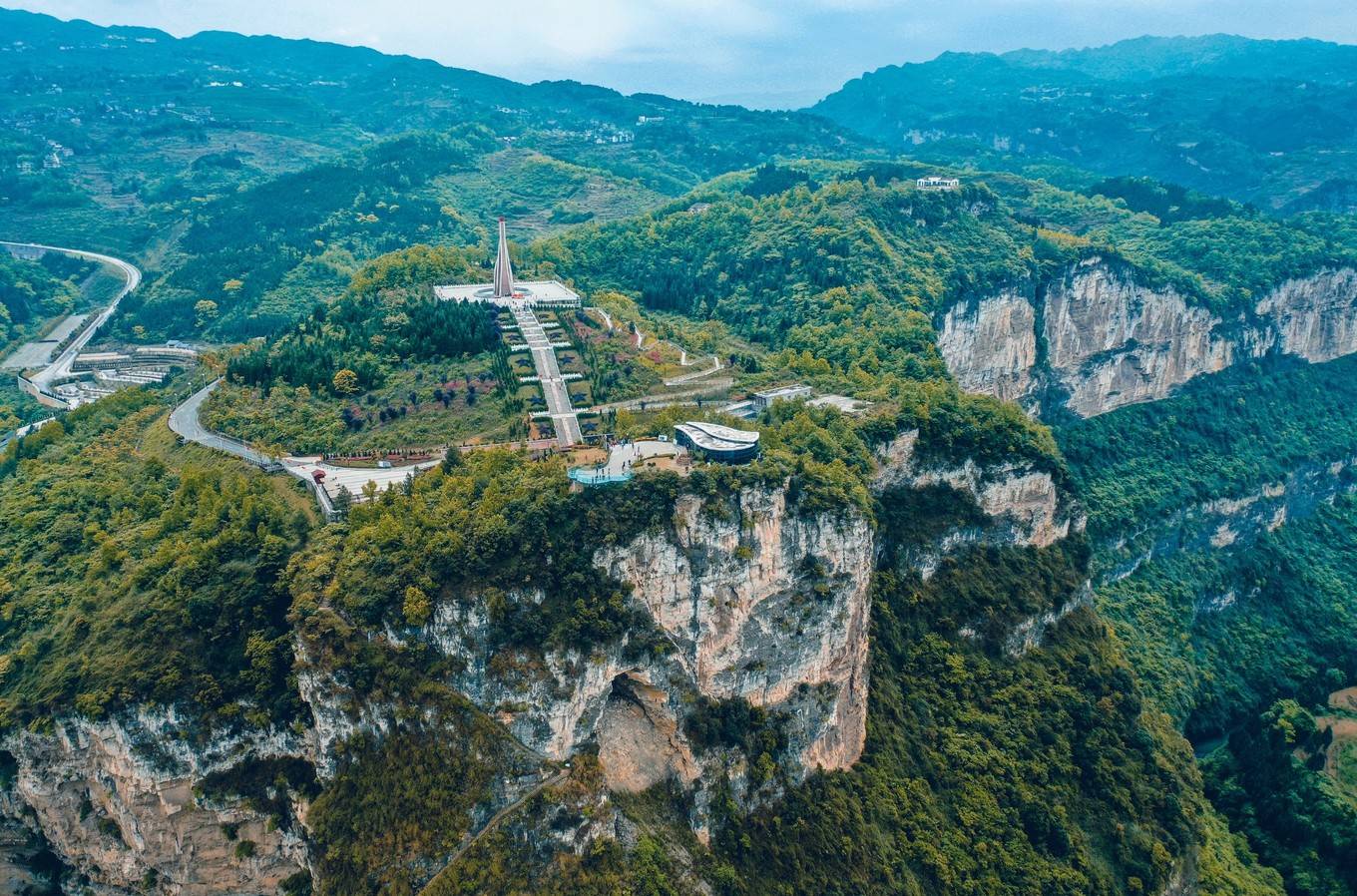 站在 贵州 这边的鸡鸣三省观景台,对面就是新修建的连接 云南 四川 的
