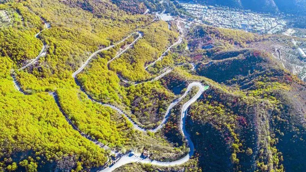 惊险刺激在幽州大峡谷路行走一边是山一边是永定河谷山路盘旋起伏,峰