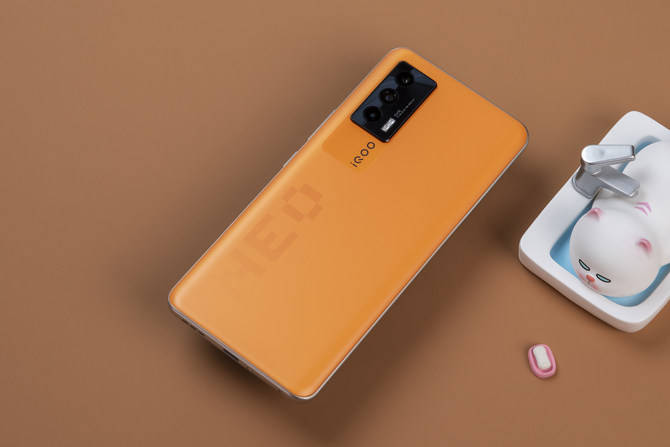 方面|iQOO Neo5像素橙开箱：5万方格致敬像素风游戏元素