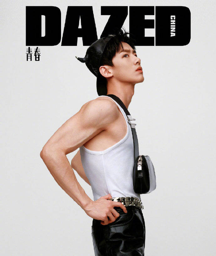 白敬亭穿背心露结实手臂线条镜头前展现型男魅力