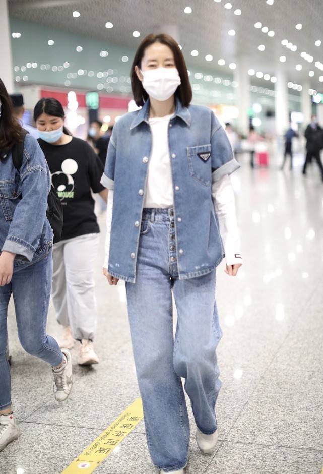 原创刘敏涛一身休闲穿搭简单大方十分接地气一点明星架子都没有