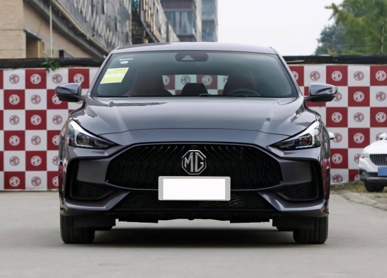 年轻人的高颜值轿跑名爵5满足你对动力的需求价钱还不贵