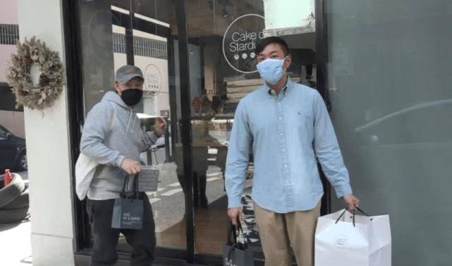 陈奕迅和刘浩龙吃街边档与街坊打成一片 心情大好还大方合影