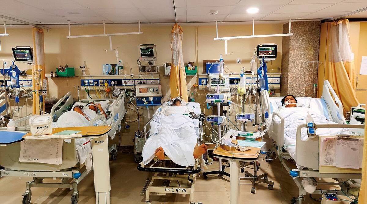 印度一家医院icu病房的7小时床与床之间加了床医生开玩笑缓解患者情绪