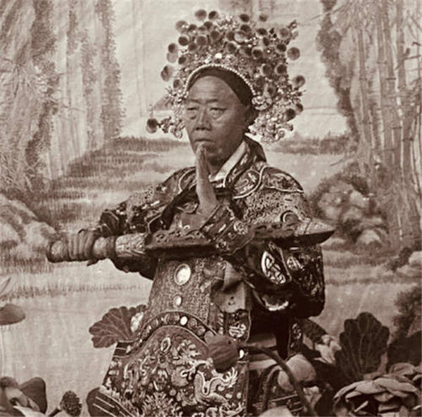 北京李莲英之墓被发掘 打开坟墓后 发现棺椁中只剩头骨 慈禧