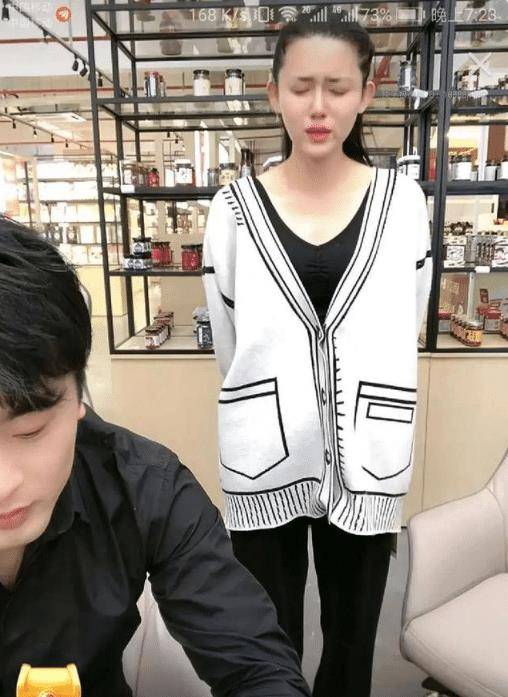 原创辛巴继站桌子上看会后,又让女徒弟下跪喊爸爸,画面曝光再惹争议