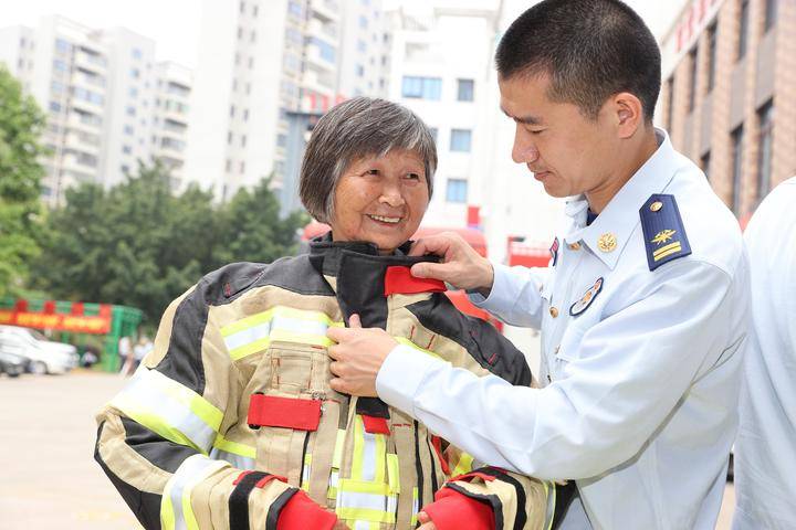 妈妈们参观了消防宿舍,食堂及消防器材装备,实地观摩了由消防员带来的