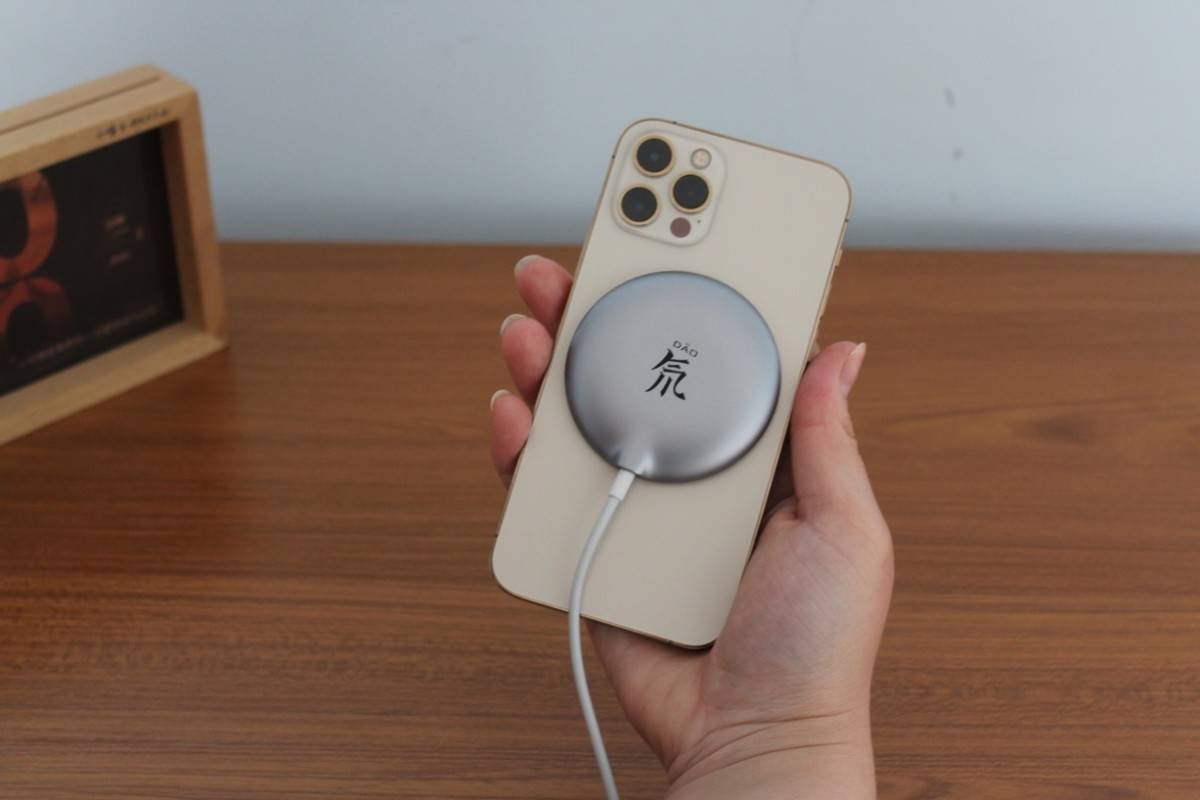 努比亚磁吸式无线充电器iphone12平价好配件