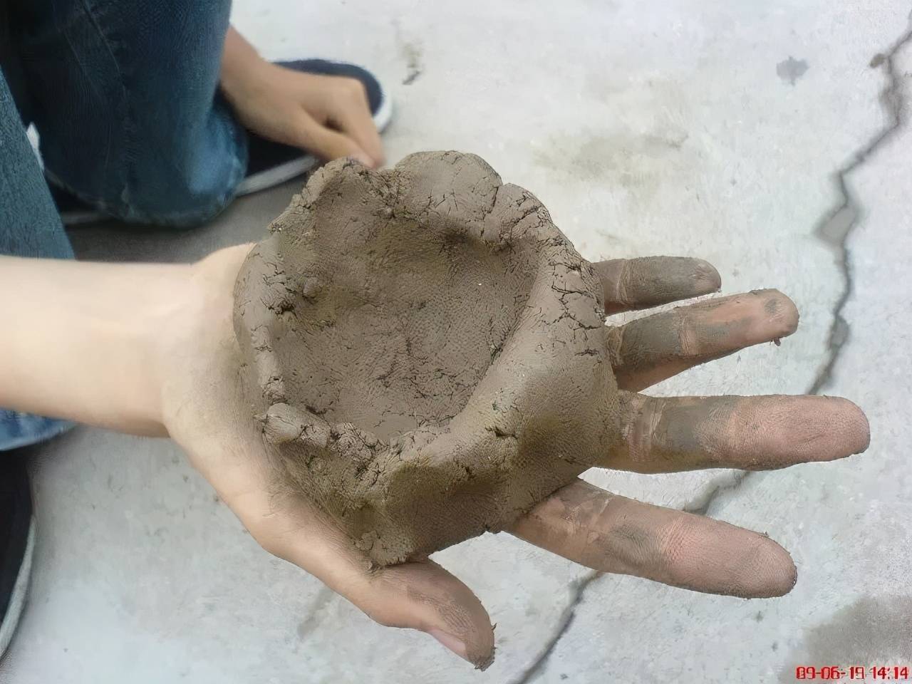 那时的条件差,但是玩得还真不少,例如这一个玩泥巴,和泥放炮最后彭一