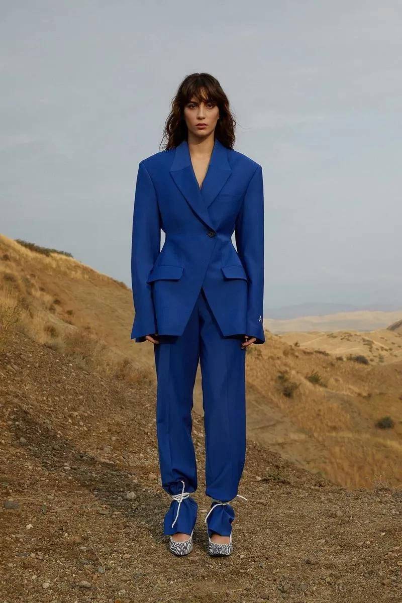 比较大气的女士西装 a11fc1700cb447a88f2b4ffc705125e8.jpeg