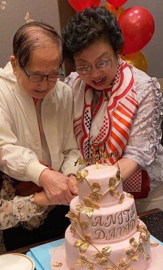 黎姿为父母开派对庆祝结婚50周年爸妈一起甜蜜切蛋糕庆金婚 女儿