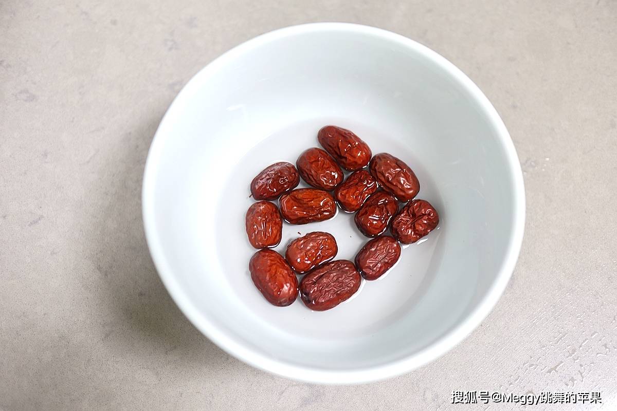 原创
巧妈妈精心搭配高考营养晚餐,4菜1粥,蒜泥白肉开胃解馋
--【蒜泥白肉】----【红枣小米汤】----【猪肉三丁】----【西红柿炒鸡蛋】----【花椒炝炒娃娃菜】