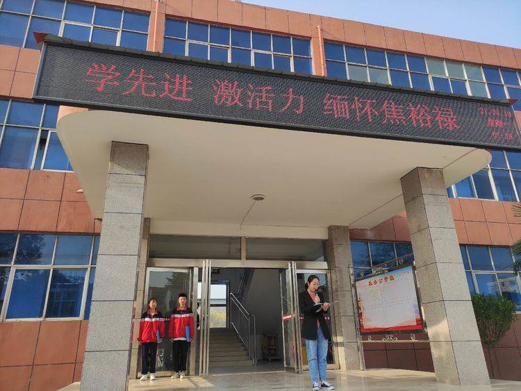 侯寨二中"学先进,激活力,缅怀焦裕禄" 主题升旗仪式