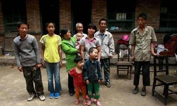 对于穷人家庭来说,不管孩子以后是送外卖,还是开滴滴,还是入工厂,其实