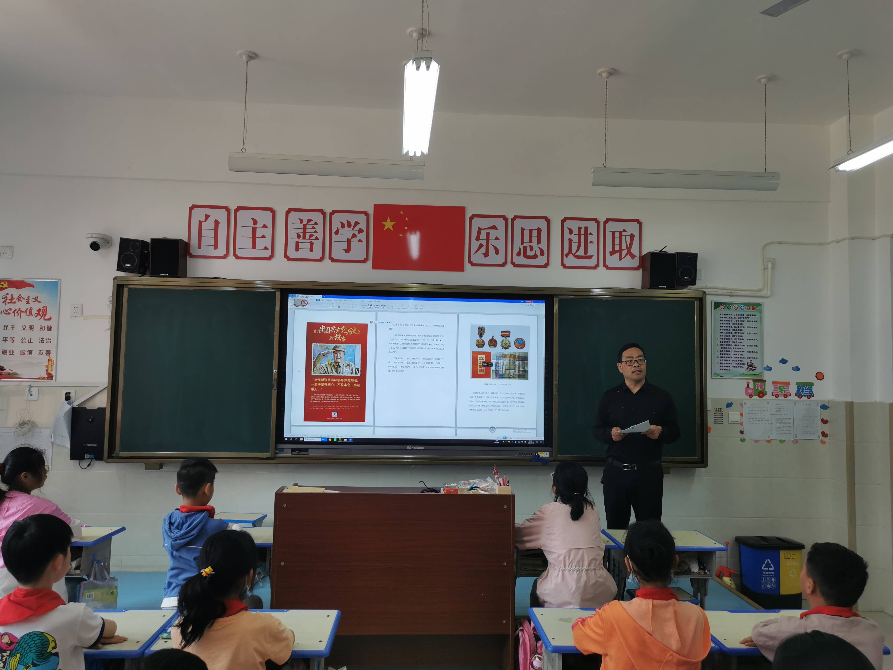 通过校长带头上思政课,不仅拉近了校领导和学生之间的距离,也让学生