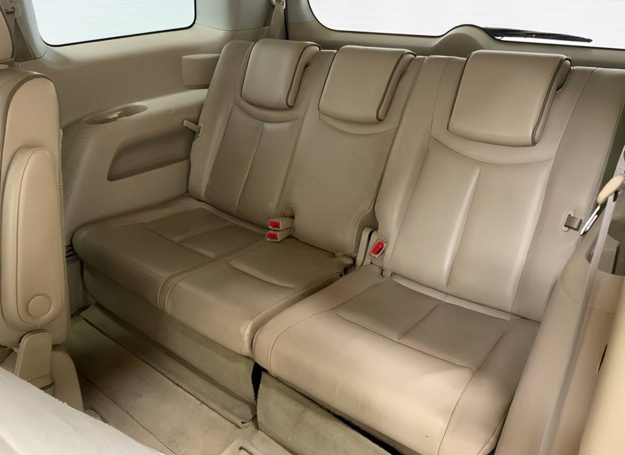 移动大沙发,十年不换代的日产贵士,比的就是舒适?