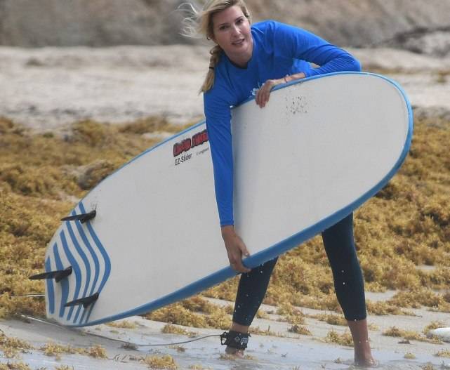 原创伊万卡玩冲浪彻底放飞自我摔得够呛丢了淑女范儿腿粗身材好壮