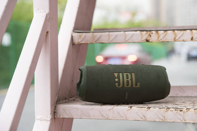 防尘|JBL CHARGE 5蓝牙低音炮体验：防尘防水 荒野求生都不怕
