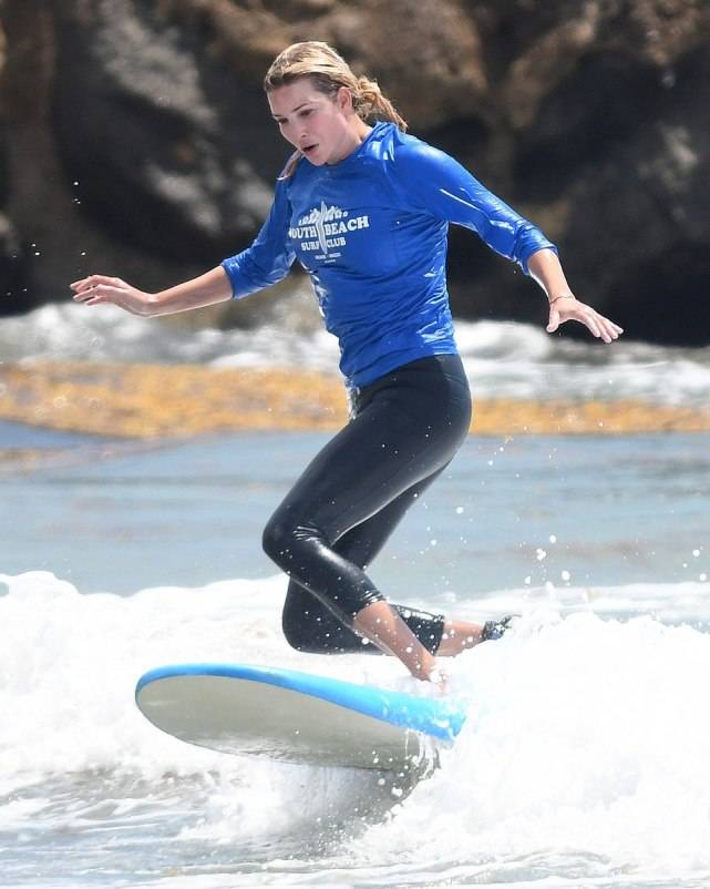 原创伊万卡玩冲浪彻底放飞自我摔得够呛丢了淑女范儿腿粗身材好壮