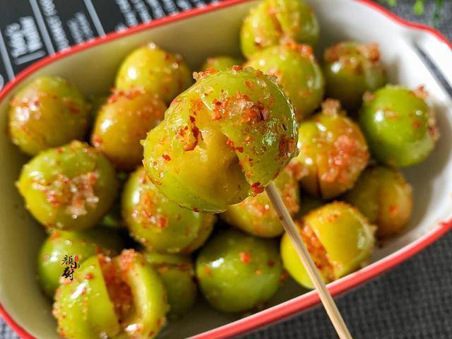 今天给大家分享一道光看看就忍不住流口水李子做法——凉拌李子.