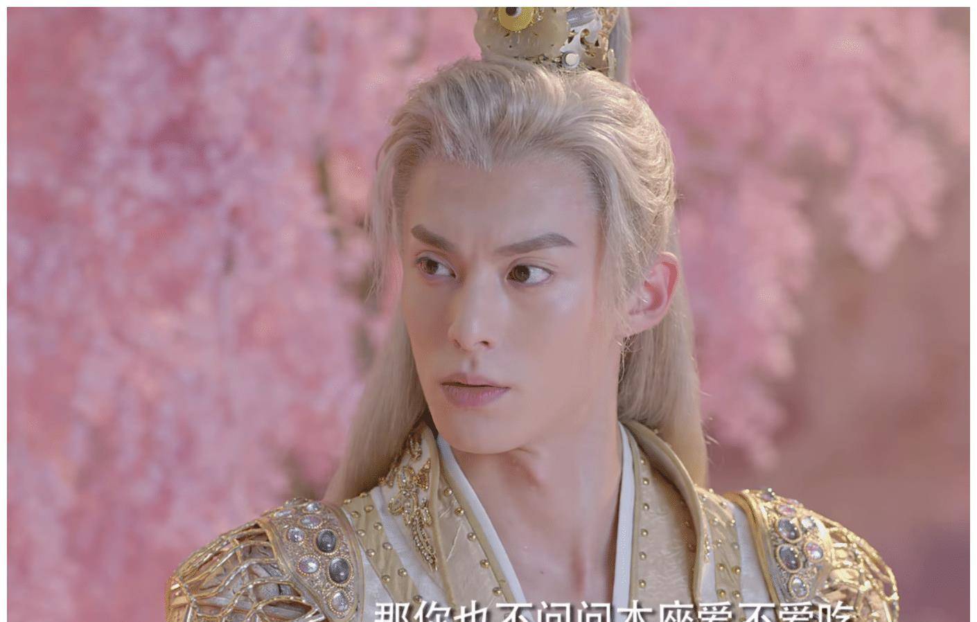 王鹤栎扮演龙王尉迟龙炎,小编感觉白龙特效还是不错的,王鹤栎大秀了