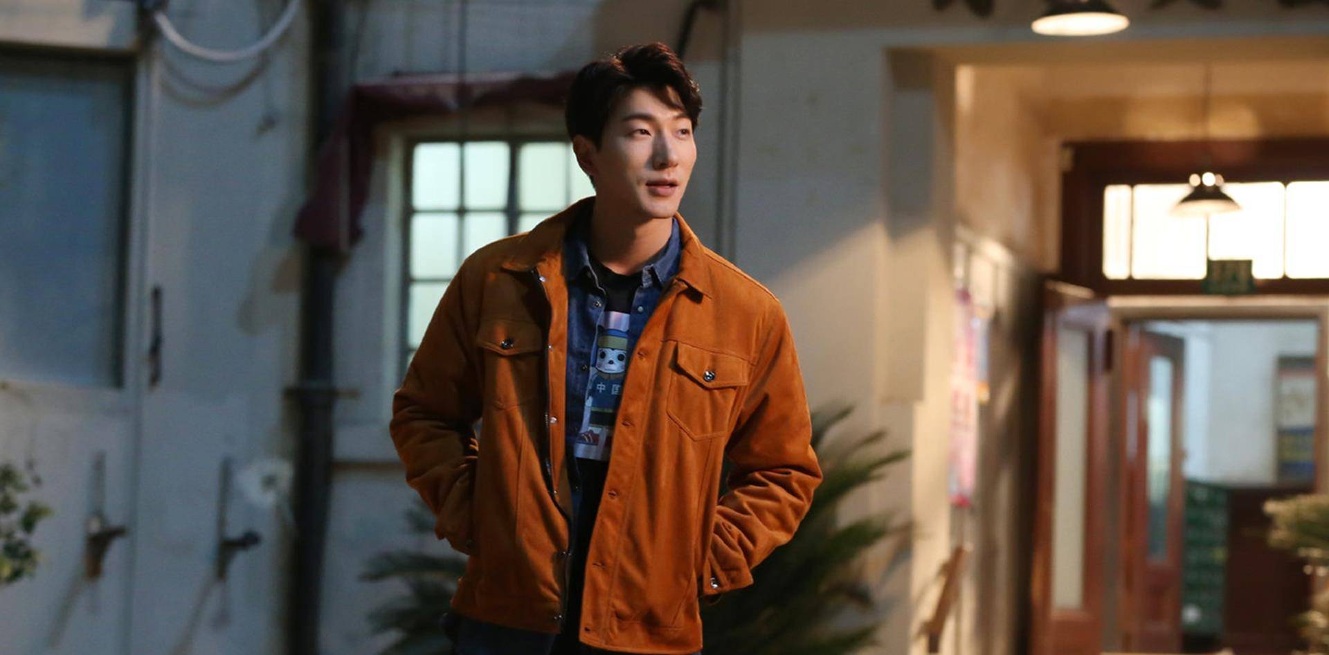 在这个情况下,何大叶遇到了同样离过婚的过气男模张