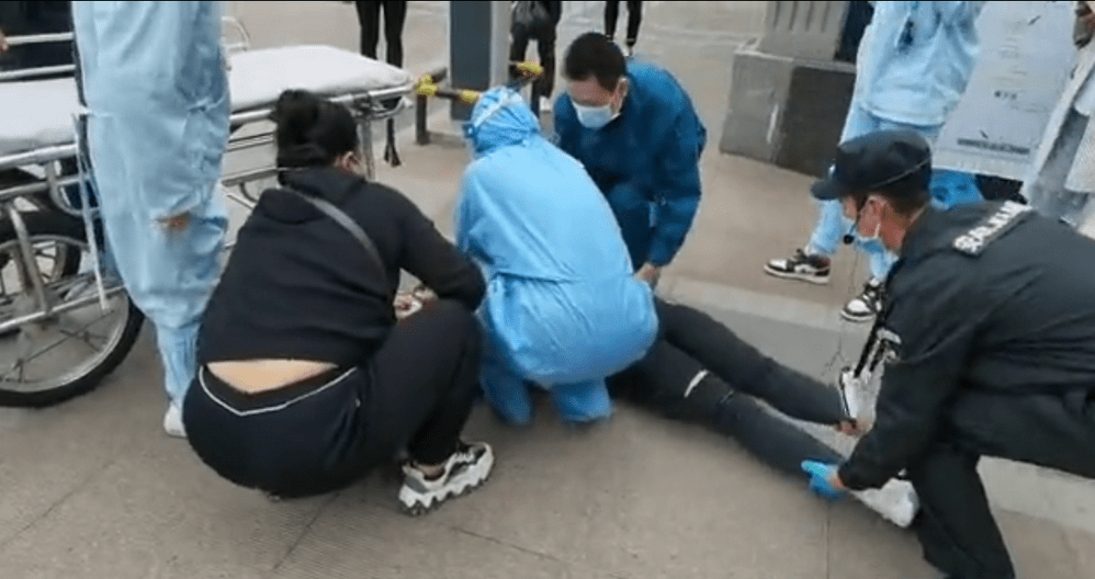 又现白衣天使街头救人她还曾是援鄂医疗队员