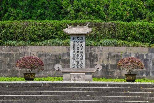 钱镠墓建于932年,墓主钱镠是五代十国时期吴越国第一代国王.