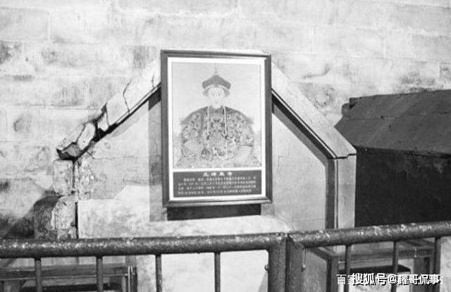 1909年老照片光绪帝病逝出殡运往清西陵百姓围观却不跪