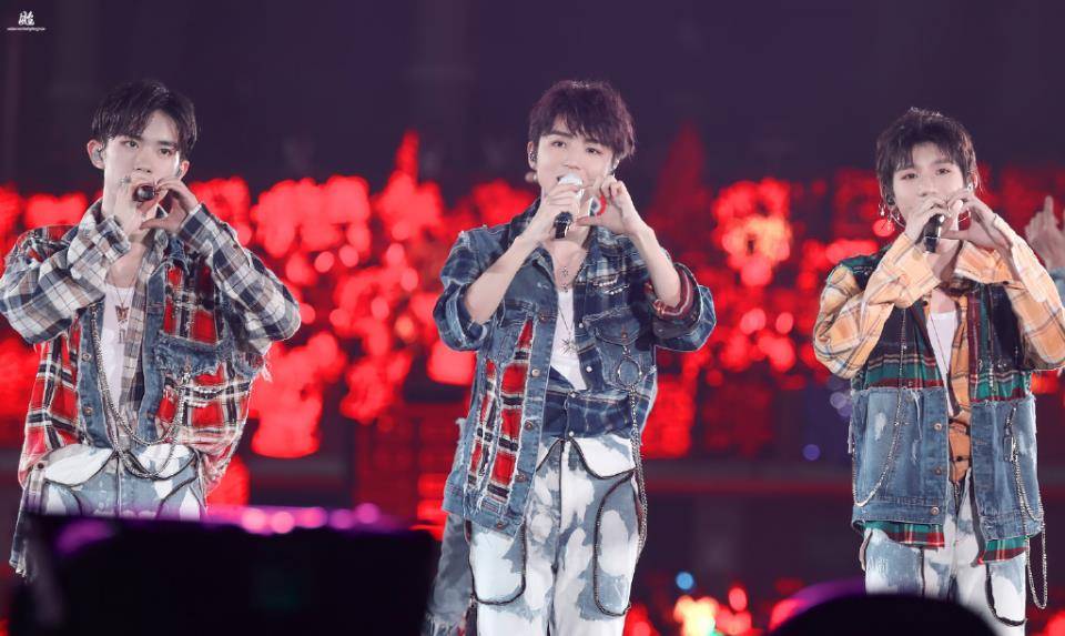 原创tfboys六周年换了三支新话筒!上面刻的每个图案,都有各自含义