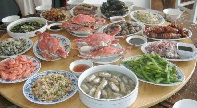 梦回餐桌，与逝去亲人的温馨重逢——解析梦到亲戚家摆好饭菜，都是认识的人，还有过世的奶奶也在吃，却不能吃完的梦境