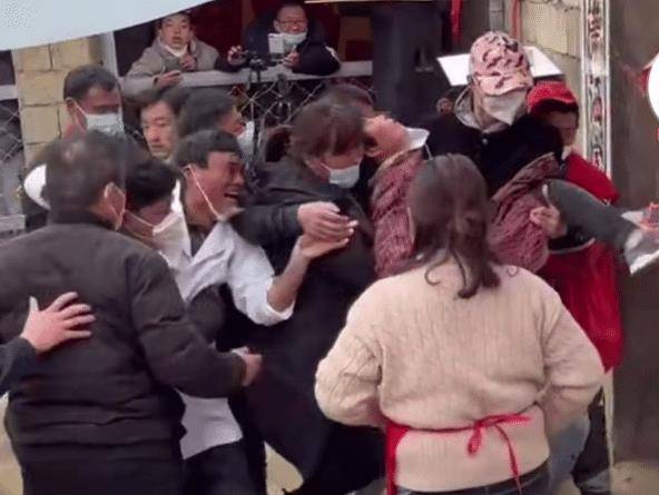 原创拉面嫂晕倒拉面哥因病无法出摊现场一片狼藉请放过拉面哥吧