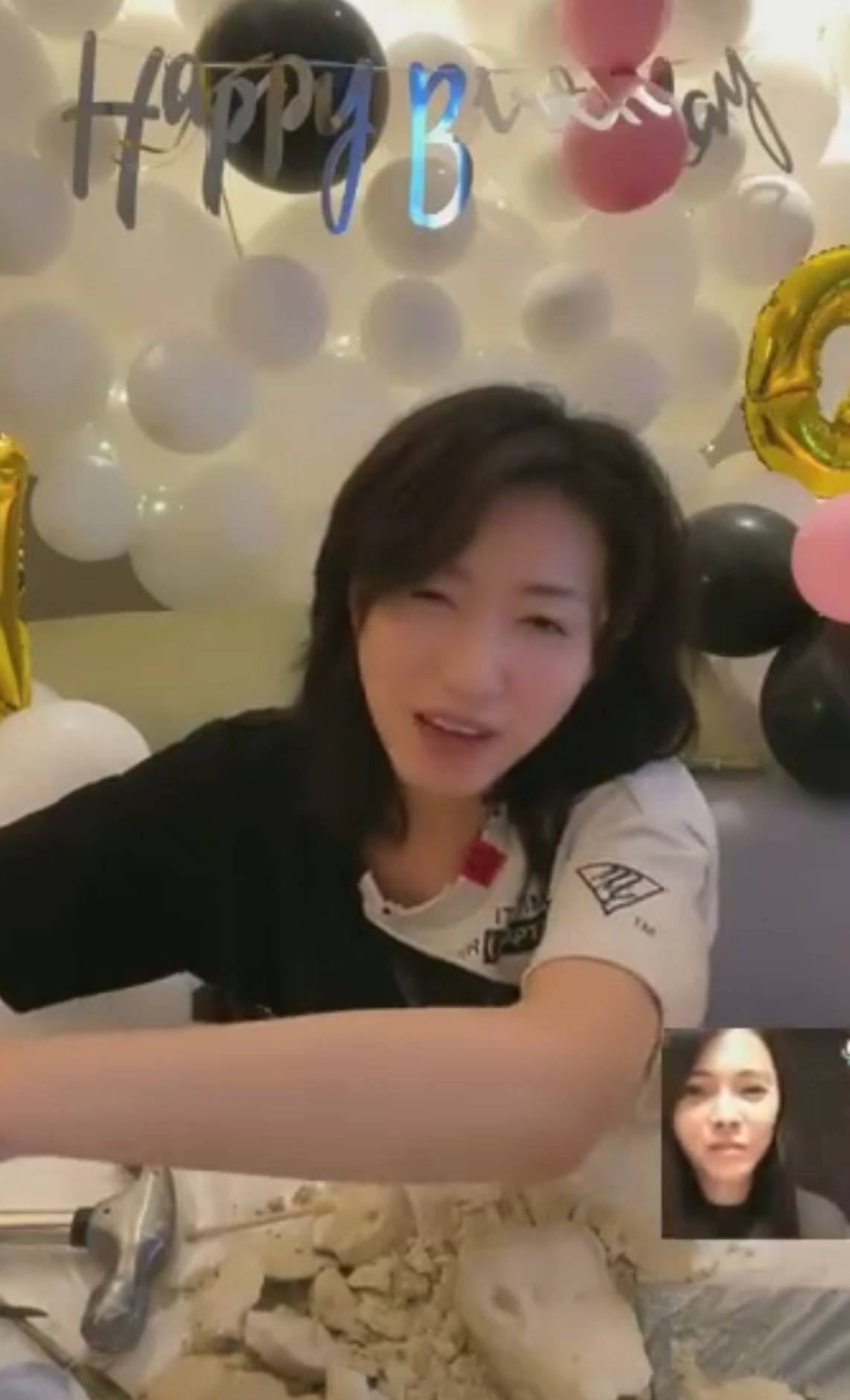 伊能静为万茜庆生一口闷酒,对方吓到忙劝少喝点