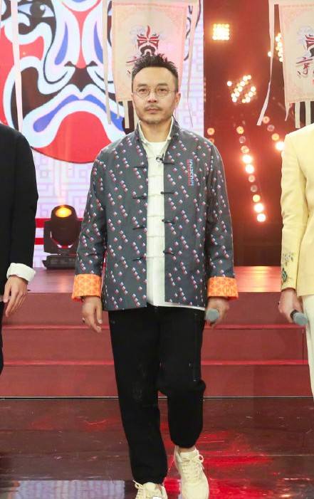 汪涵的时尚搭配功力确实不浅,能够在穿搭中规避和修饰身材短板已经属