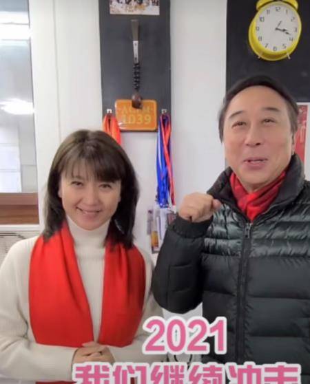 相声名家冯巩与贾玲罕见同框,师徒二人欢乐多,拿剧本疑准备春晚