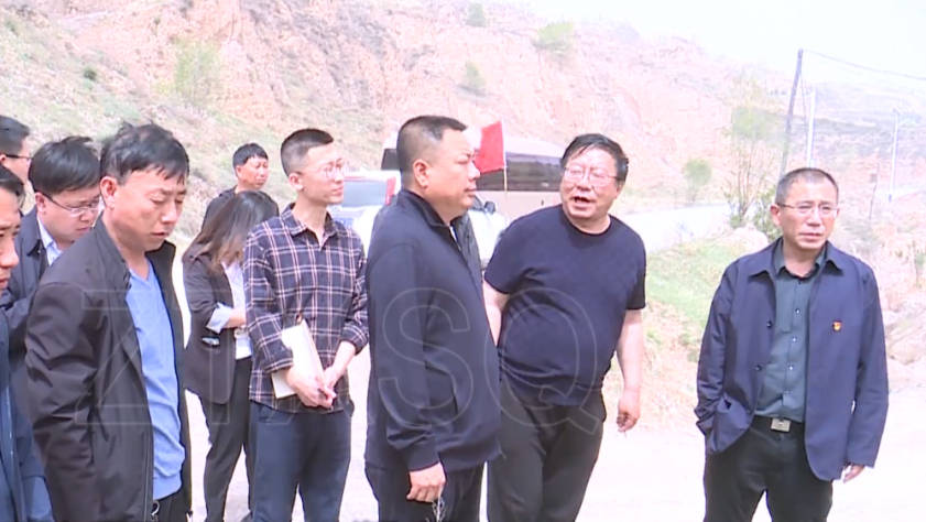 近日,石楼县委书记王廷洪到汾石高速罗村互通点调研高速公路建设前期